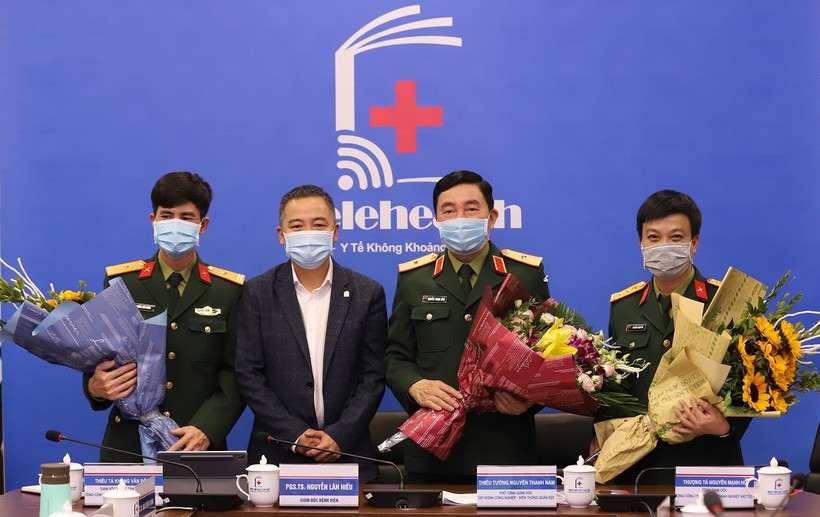 Lãnh đạo Bệnh viện ĐH Y Hà Nội và đại diện Viettel Tại sự kiện truyền hình trực tuyến Chương trình Khám chữa bệnh từ xa Telehealth đầu tiên của năm Tân Sửu.