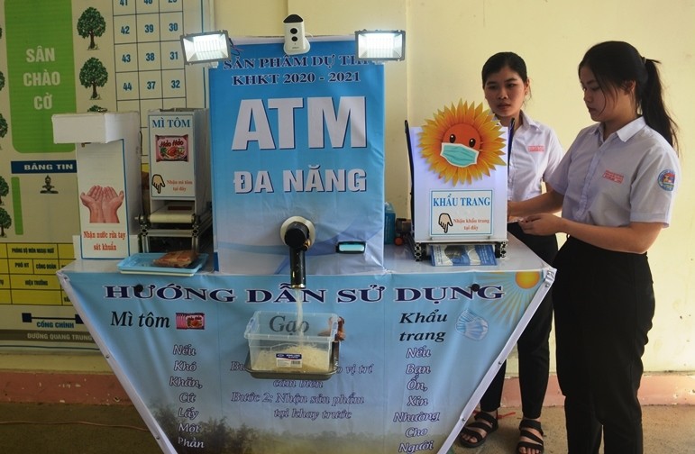 Hai nữ sinh Võ Lê Xuân Thủy và Hồ Nguyễn Minh Thư bên sản phẩm ATM đa năng. Ảnh: vietnamnet.