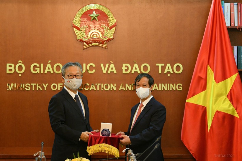 Bộ trưởng Bộ GD&ĐT Nguyễn Kim Sơn và Đại sứ Yamada Takio trao quà lưu niệm tại buổi tiếp xã giao.