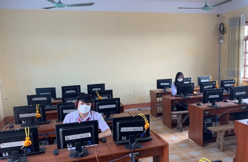 Học sinh Trường THPT Ân Thi học trực tuyến tại phòng máy của trường.