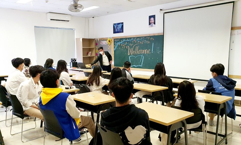 Thầy trò Trường THCS-THPT Ban Mai-Hà Đông, Hà Nội học trực tiếp tại trường sau nghỉ Tết Nguyên Đán.