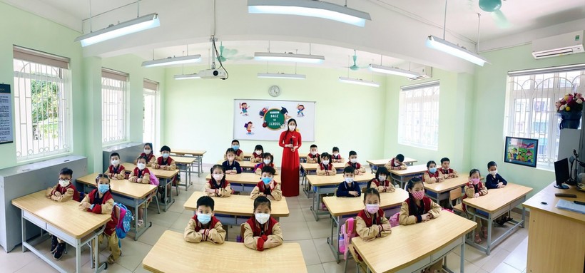 Cô trò Trường Tiểu học Ái Mộ B (Long Biên), Hà Nội.
