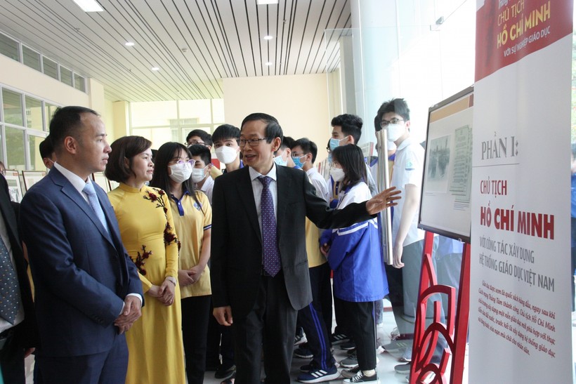 GS.TS Nguyễn Văn Minh, Hiệu trưởng Trường Đại học Sư phạm Hà Nội và các đại biểu tham quan Triển lãm.