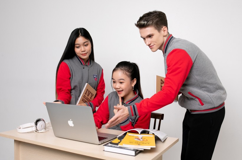 IGS là trường phổ thông trực tuyến đầu tiên cam kết trao học bổng kép lên tới du học dành cho học sinh Việt Nam.