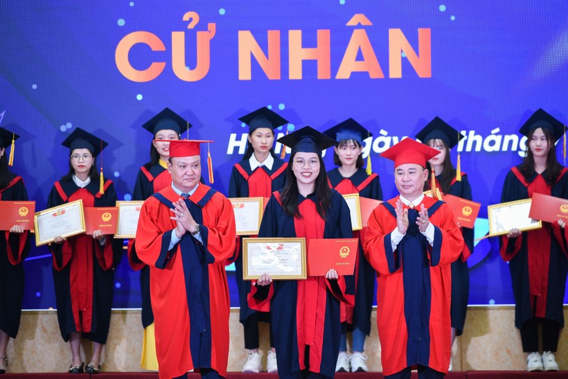 1.723 tân cử nhân Trường Đại học Công đoàn được trao bằng tốt nghiệp ngày 1/7/2022.