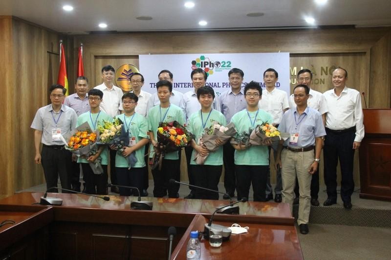 Nóng trong tuần: Học sinh Việt Nam tỏa sáng Olympic quốc tế, địa phương nghiêm túc chấm thi tốt nghiệp THPT ảnh 1