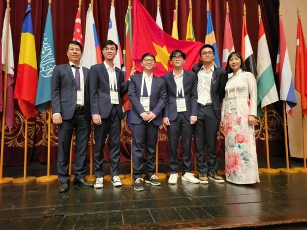 Nóng trong tuần: Học sinh Việt Nam tỏa sáng Olympic quốc tế, địa phương nghiêm túc chấm thi tốt nghiệp THPT ảnh 2