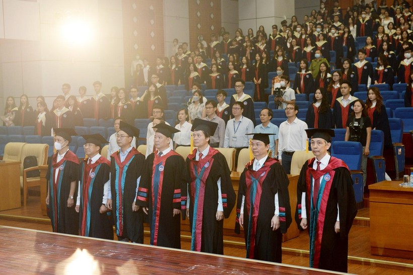 Trường Đại học Kinh tế Quốc dân: Thêm 2.197 tân cử nhân nhận bằng tốt nghiệp đại học chính quy năm 2022 ảnh 1