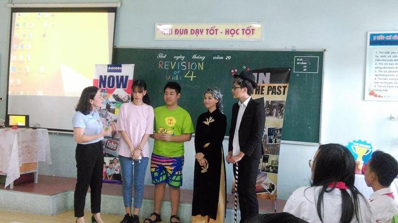 Cô Mẫn Thị Dung hướng dẫn học sinh đóng kịch bằng tiếng Anh.