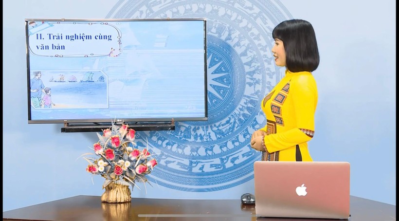 Cô Nguyễn Ngọc Thuý trong giờ dạy Ngữ văn trên truyền hình.