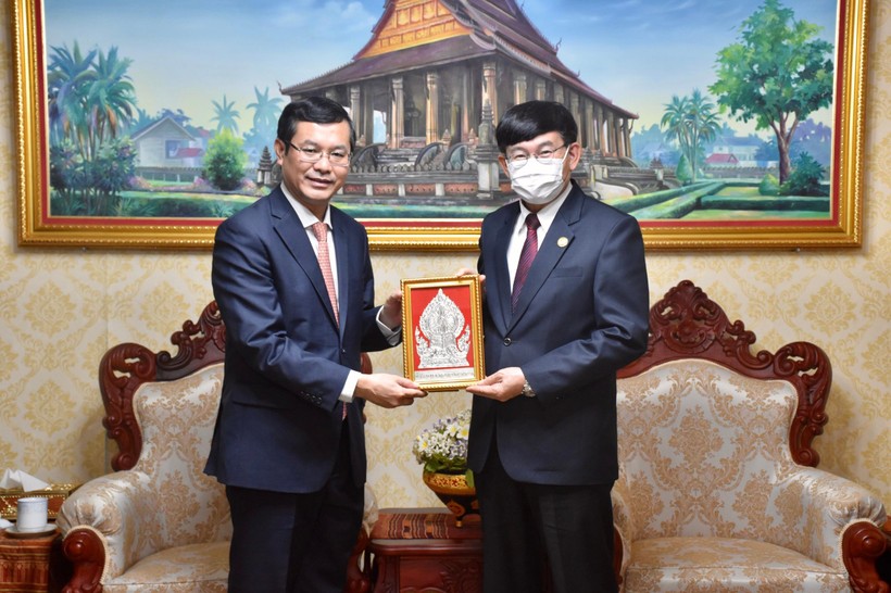 Thứ trưởng Nguyễn Văn Phúc làm việc với Bộ trưởng Bộ Giáo dục và Thể thao Lào ảnh 2