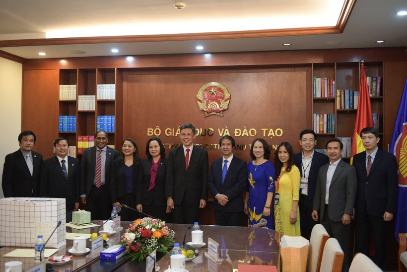Bộ trưởng Bộ GD&ĐT Nguyễn Kim Sơn, Bộ trưởng Bộ Giáo dục Singapore Chan Chun Sing tại buổi làm việc với 2 trung tâm SEAMEO tại Việt Nam.