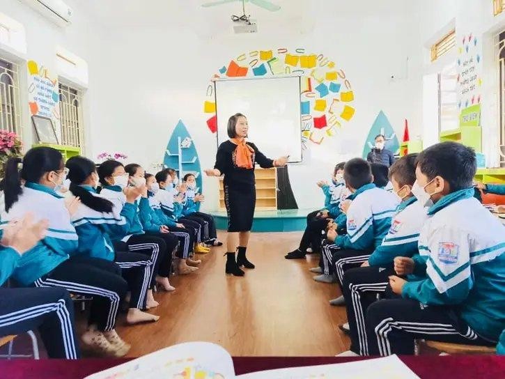 Cô giáo Thái Bình dạy tiếng Anh bằng kết hợp học và chơi  ảnh 1