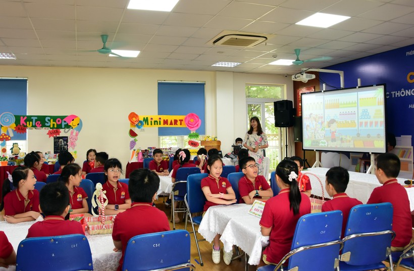 Tiết dạy Hoạt động trải nghiệm “Người tiêu dùng thông minh” do cô Nguyễn Thị Thu Ngân và tập thể học sinh lớp 3Q1, Trường tiểu học Lý Thái Tổ thực hiện.