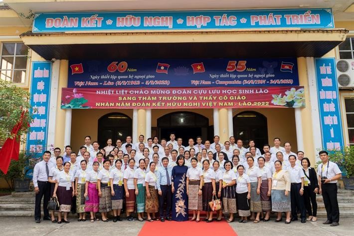 Cựu lưu học sinh Lào trở lại Việt Nam thăm trường cũ ảnh 1