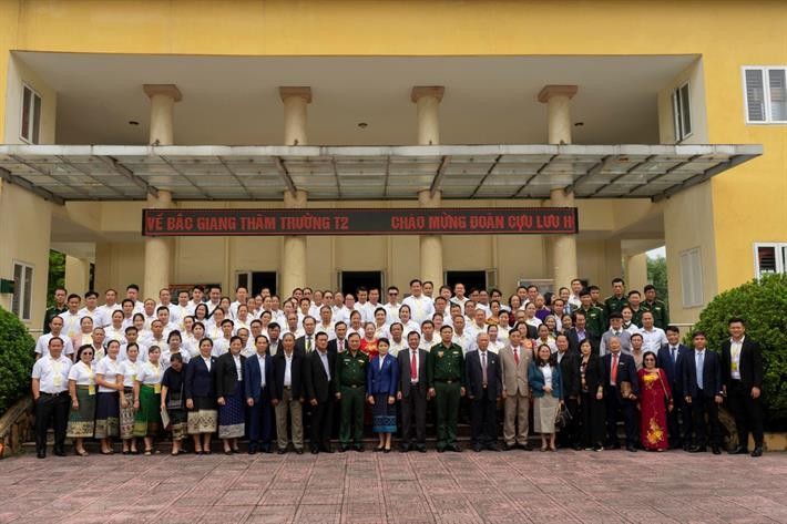 Cựu lưu học sinh Lào trở lại Việt Nam thăm trường cũ ảnh 2