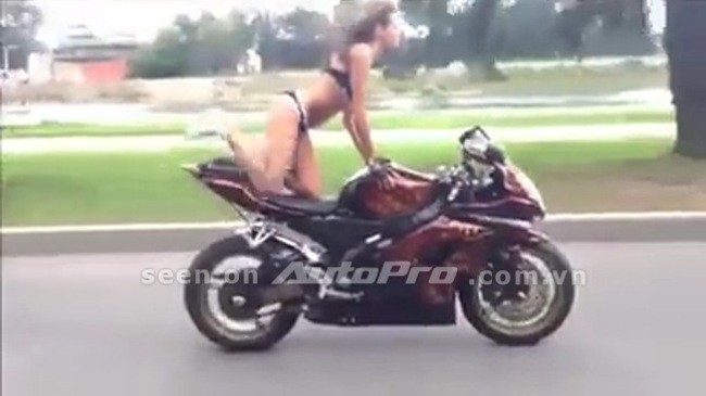 Nữ biker đầu trần, mặc bikini để “diễn trò” liều lĩnh trên mô tô