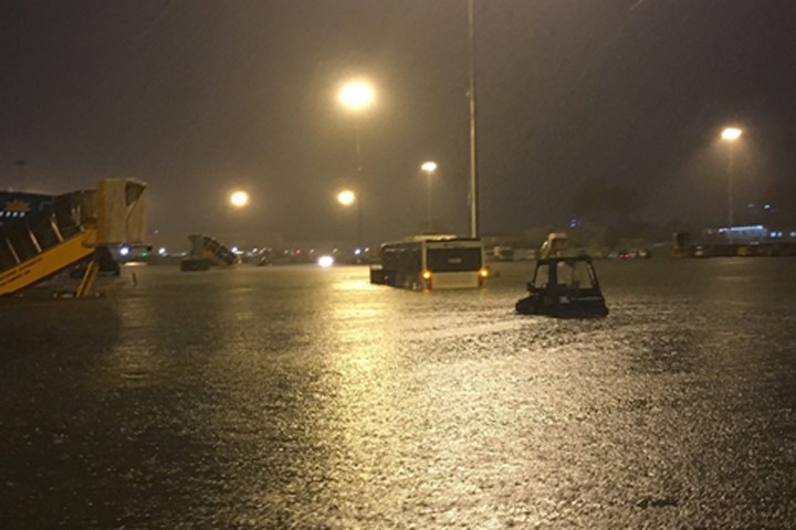 Sân bay Tân Sơn chìm trong biển nước tối ngày 26/8. Ảnh: Khánh Băng.