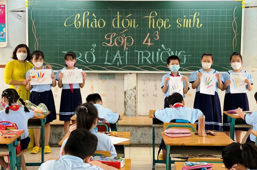 Học sinh Trường Tiểu học Phú Thọ (Quận 11) thực hiện tốt quy định 5K khi trở lại lớp.
