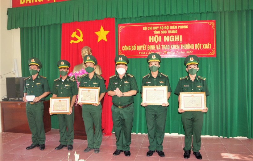 Đại tá Trịnh Kim Khâm, Chỉ huy trưởng bộ đội Biên phòng Sóc Trăng trao khen thưởng đột xuất và giấy khen cho các tập thể và cá nhân.