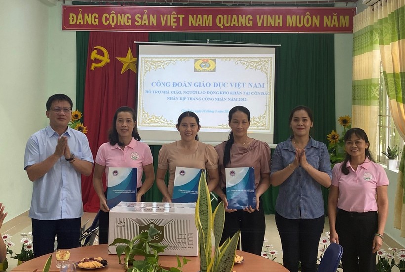 Chủ tịch Công đoàn Giáo dục Việt Nam Nguyễn Ngọc Ân tặng quà cho các trường học tại huyện Côn Đảo.