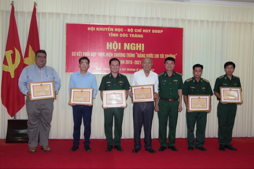 Đại tá Lê Văn Anh, Phó chính uỷ bộ đội Biên  phòng tỉnh Sóc Trăng trao Giấy khen cho các cá nhân có thành tích tiêu biểu trong thực hiện chương trình phối hợp. 