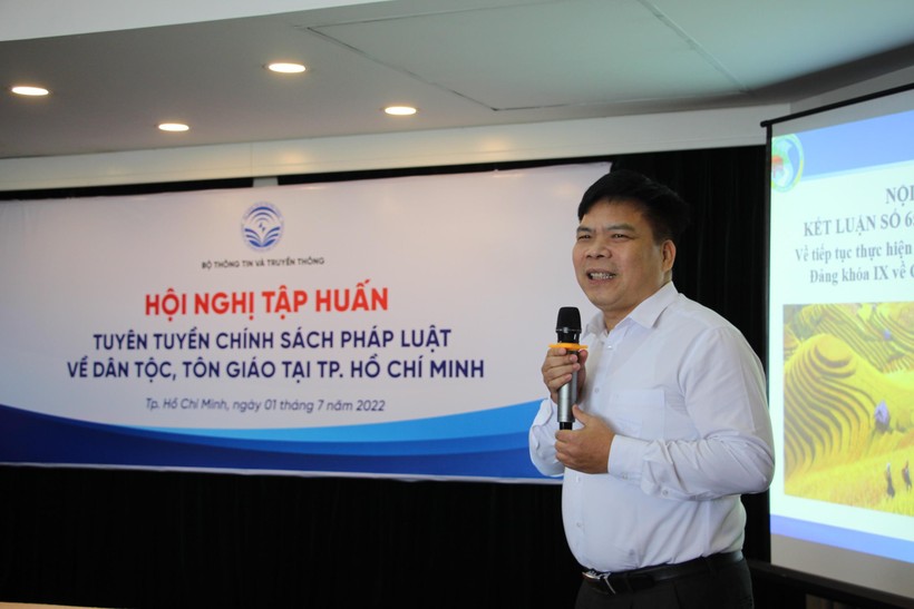 Báo cáo viên Đinh Xuân Thắng , Phó Vụ Trưởng vụ Tuyên truyền (Uỷ ban Dân tộc) trình bày về chính sách, pháp luật của Đảng, Nhà nước Việt Nam về dân tộc Việt Nam.