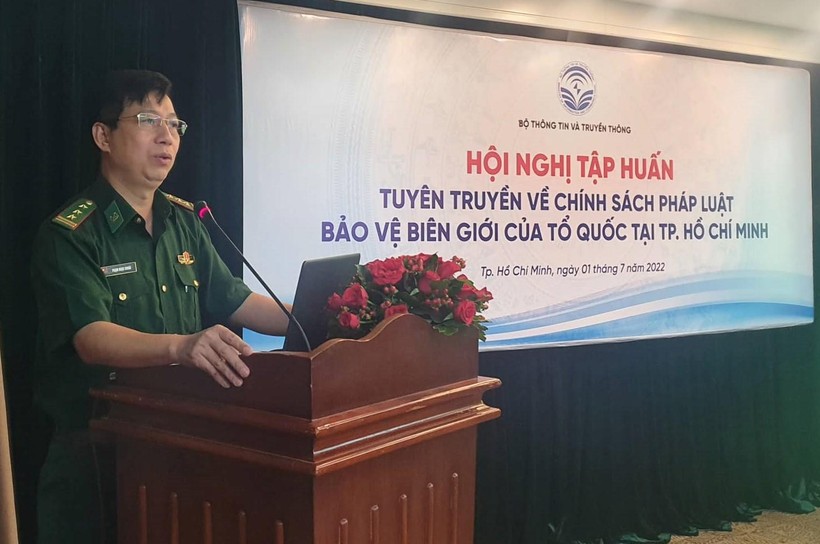 Báo cáo viên Phạm Ngọc Khoái (Bộ Tư lệnh bộ đội Biên phòng) trình bày về tình hình biên giới và quan điểm của Đảng, Nhà nước về bảo vệ biên giới.
