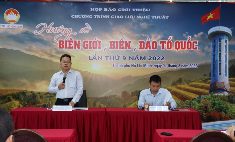 Đại diện Ủy ban MTTQ Việt Nam TPHCM thông tin về chương trình nghệ thuật.