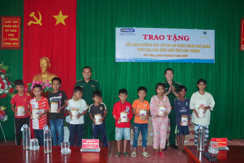Đại diện lãnh đạo Phòng Dân vận, Cục Chính trị, BĐBP và đồn Biên phòng Lai Hòa, BĐBP Sóc Trăng trao tặng sữa cho trẻ em có hoàn cảnh khó khăn .