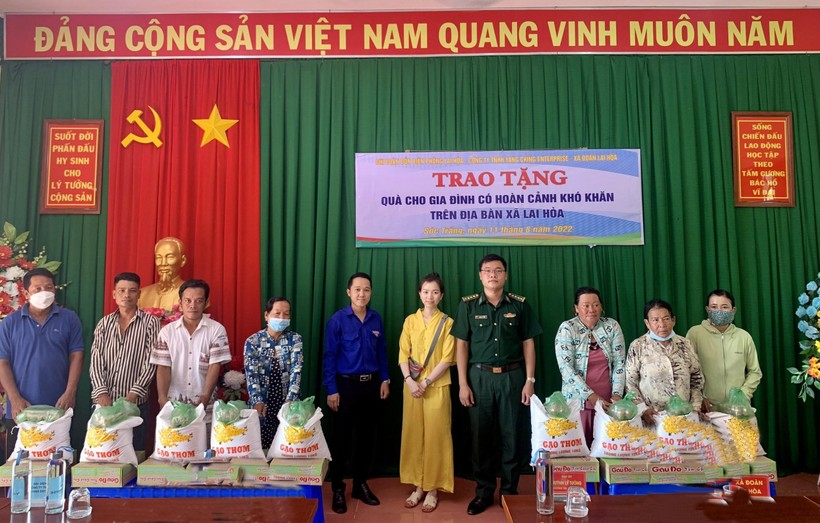 Các đơn vị trao tặng quà cho các hộ gia đình có hoàn cảnh khó khăn trên địa bàn xã Lai Hoà.