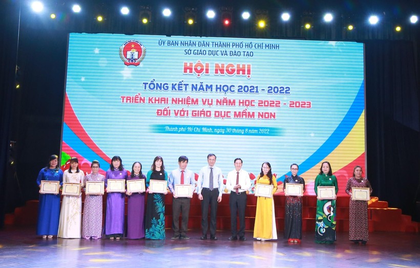 Ông Lê Hoài Nam, Phó Giám đốc Sở GD&ĐT TPHCM và ông Võ Phi Rạng Đông Trưởng ban tổ chức Đảng uỷ Sở GD&ĐT TP trao giấy khen cho các tập thể.