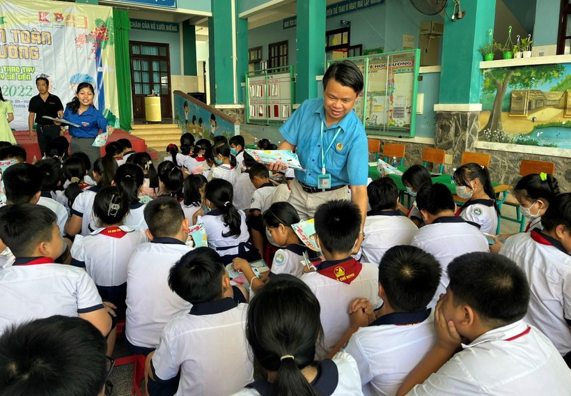 Thầy Lê Hữu Bình luôn quan tâm, chăm lo cho học sinh nghèo xã đảo