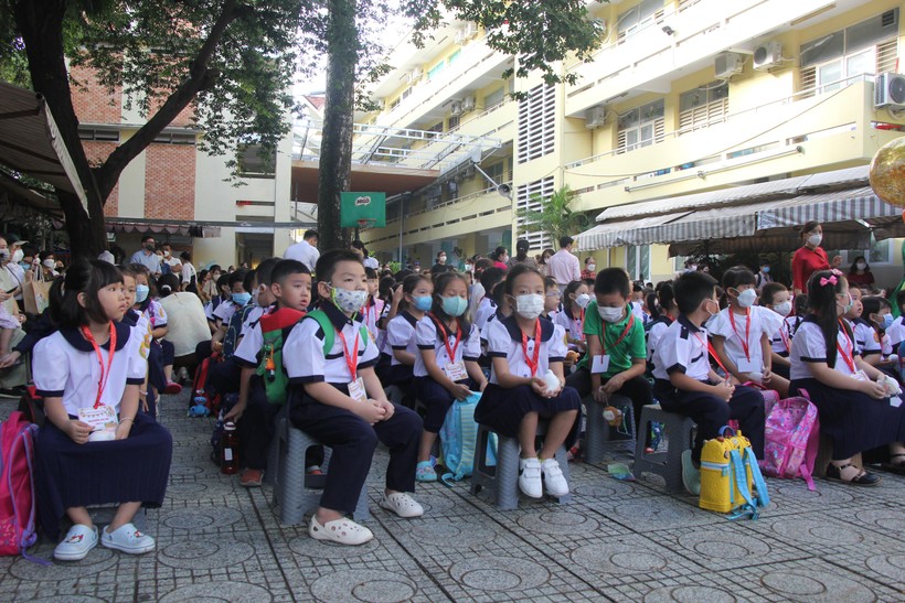 Học sinh Trường tiểu học Nguyễn Bỉnh Khiêm (Quận 1) trong ngày khai giảng.