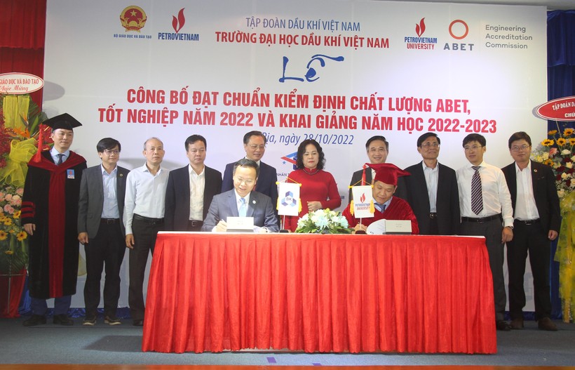 Trường Đại học Dầu khí Việt Nam khai giảng năm học mới 2022-2023 ảnh 4