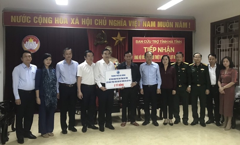 Ông Lê Trung Chinh (thứ 5, từ trái sang) – Phó Chủ tịch Thường trực UBND TP Đà Nẵng trao 2 tỷ đồng tiền hỗ trợ cho tỉnh Hà Tĩnh, để khắc phục thiệt hại do bão lũ gây ra.