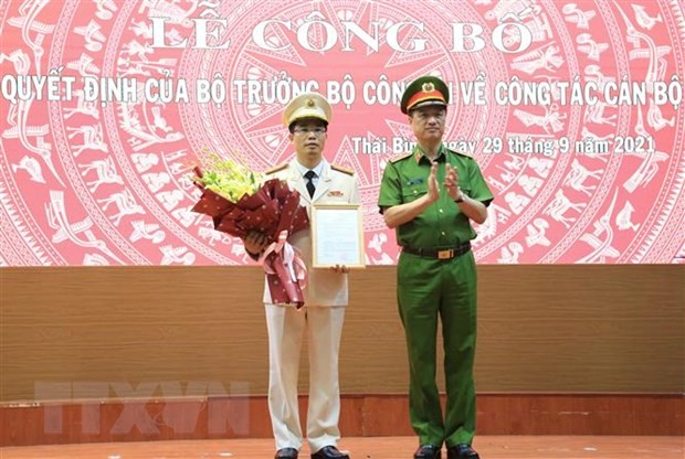 Trung tướng Nguyễn Duy Ngọc, Thứ trưởng Bộ Công an, trao Quyết định bổ nhiệm Thượng tá Trần Văn Phúc giữ chức vụ Giám đốc Công an tỉnh Thái Bình. 