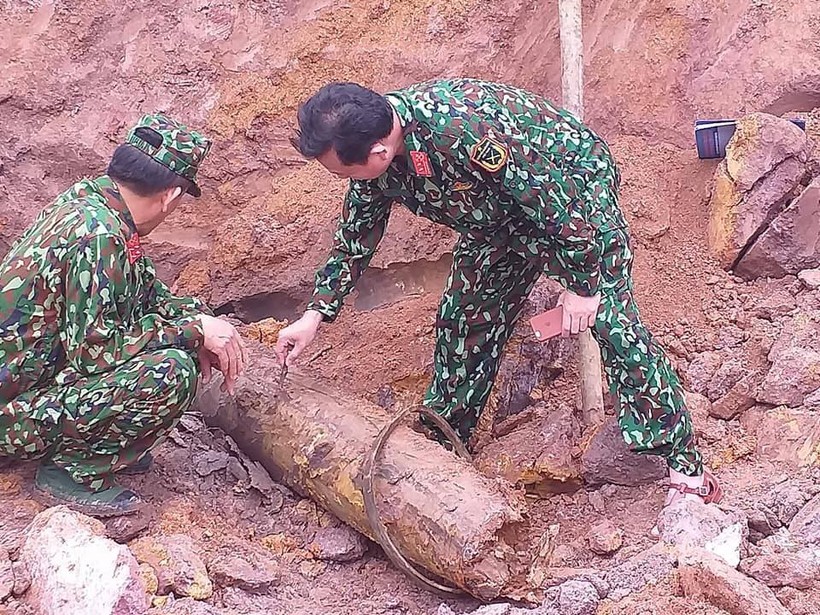 Lực lượng công binh BCH Quân sự tỉnh Quảng Bình tiếp cận quả bom khủng.