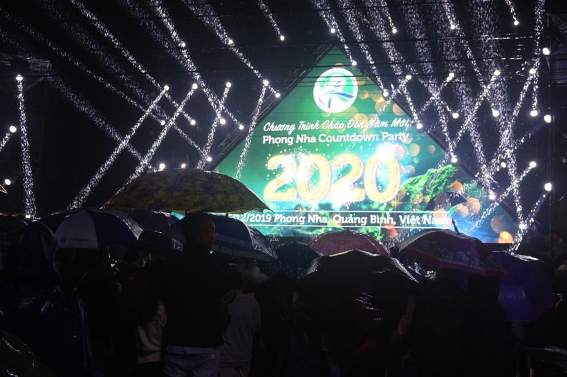 Quảng Bình: Đếm ngược thời gian đón năm mới trong mưa