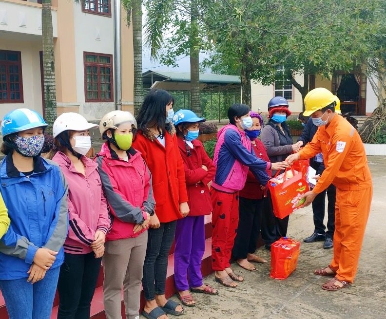 Những phần quà ý nghĩa được Công ty Điện lực Quảng Bình dành tặng cho bà con vùng khó khăn.