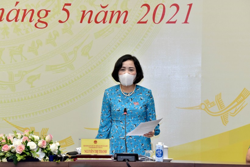 Bà Nguyễn Thị Thanh trả lời báo chí tại cuộc họp báo.