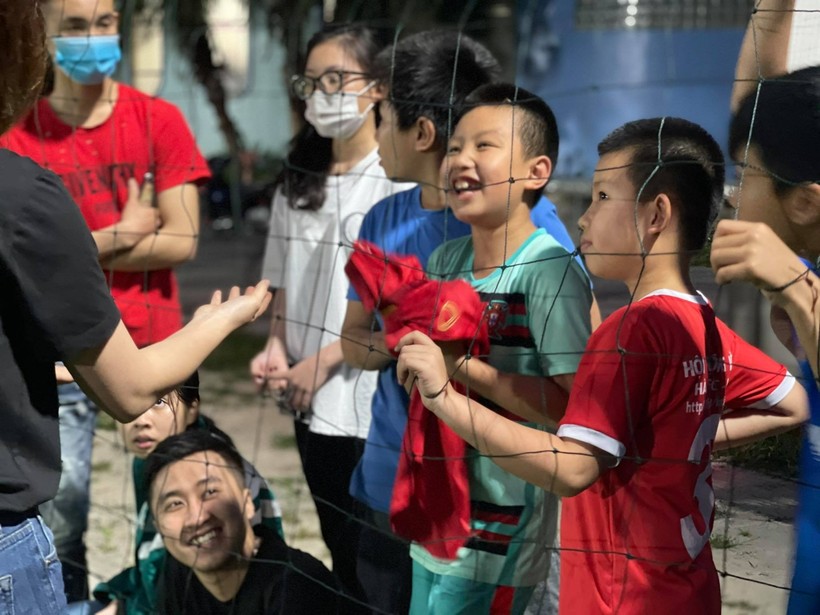 Cổ động viên Hà Tĩnh vây kín sân xem Công Phượng, Văn Toàn tập luyện