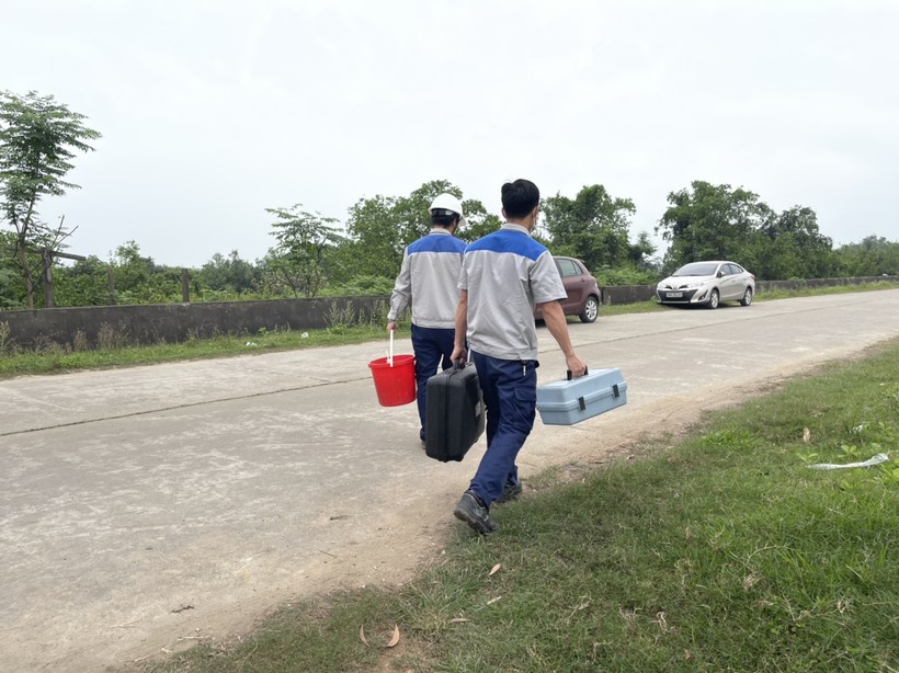 Cán bộ quan trắc, phòng Tài nguyên môi trường Thành phố Hà Tĩnh lấy mẫu nước xét nghiệm.