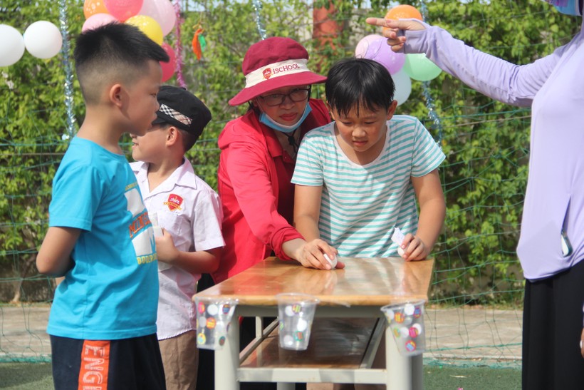Học sinh thích thú với Ngày hội Kết nối tại trường Hội nhập Quốc tế iSchool Hà Tĩnh.
