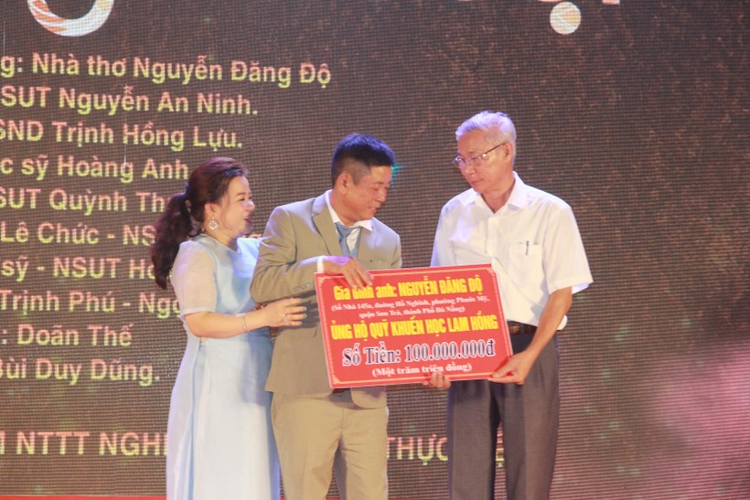  Quỹ Khuyến học Hồng Lam tiếp nhận 100 triệu đồng từ nhà hảo tâm