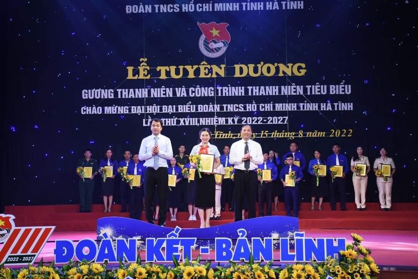 Cô giáo Tổng phụ trách đội được vinh danh tại Đại hội đoàn TNCS HCM tỉnh Hà Tĩnh.
