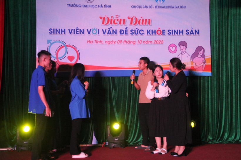 Sinh viên Hà Tĩnh làm kịch tương tác tuyên truyền sức khỏe sinh sản ảnh 1