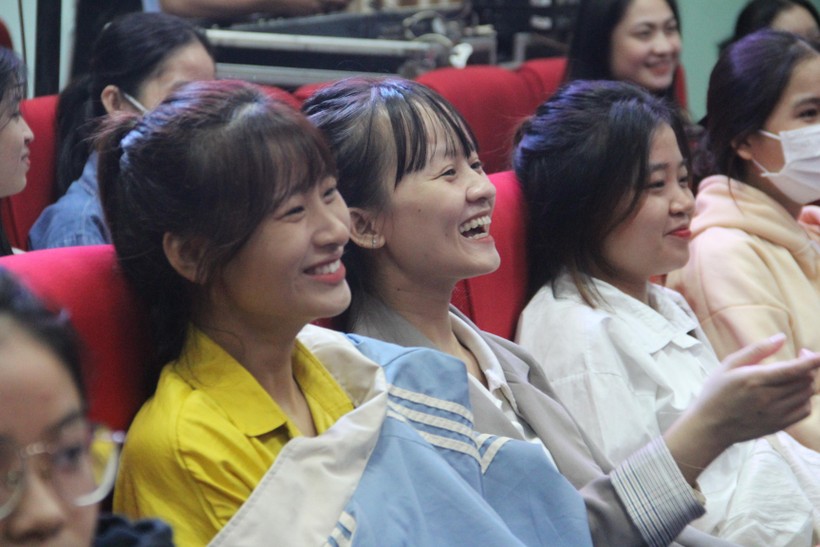Sinh viên Hà Tĩnh làm kịch tương tác tuyên truyền sức khỏe sinh sản ảnh 4