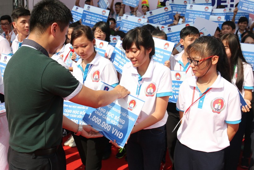 Các sinh viên được nhận học bổng khuyến học-khuyến tài của Trường Đại học Nguyễn Tất Thành