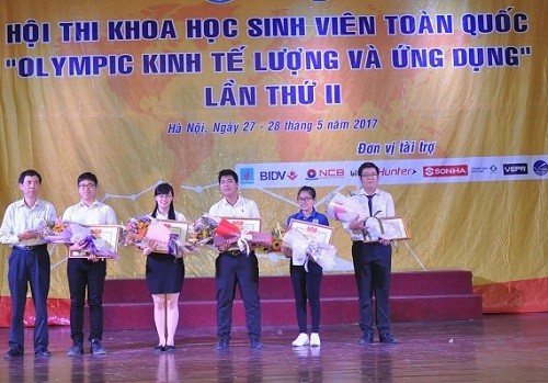 Các sinh viên dành giải cao tại Hội thi